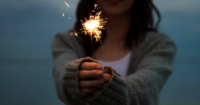 Quem tem a sua própria luz incomoda quem vive na escuridão