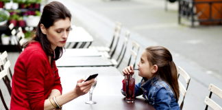 “Odeio o celular da minha mãe porque ela sempre está com ele”