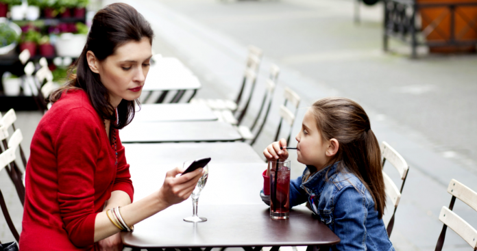 “Odeio o celular da minha mãe porque ela sempre está com ele”