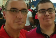 Pai resolve entrar na faculdade e estudar na mesma sala que filho autista para apoiá-lo