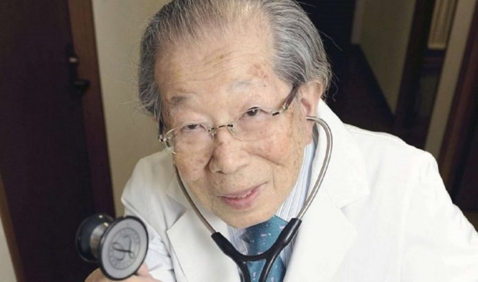 Médico japonês que atendeu até os 105 anos compartilha 12 de seus princípios para uma vida longa