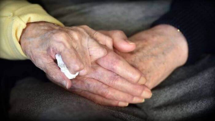 psicologiasdobrasil.com.br - Idosa de 98 anos muda-se para lar de idosos para cuidar do seu filho de 80 anos