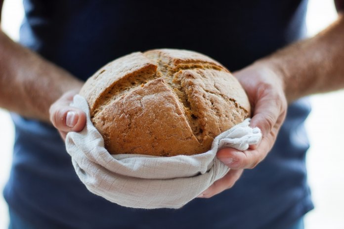 Psicólogos explicam os benefícios de se fazer bolos, biscoitos ou pães para outras pessoas