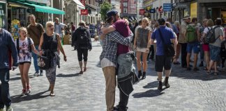 Por que um carinho na cabeça, um beijinho na testa e um abraço em público incomoda muitas pessoas