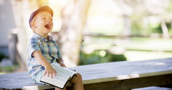 Quer filhos mais felizes e calmos? Simplifique o mundo deles.