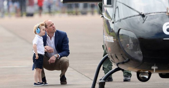 Por que o príncipe William se agacha sempre que fala com o filho?