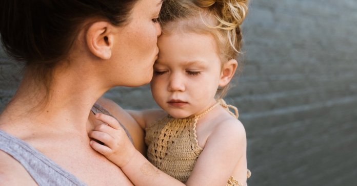 Mamãe, cuide da minha infância, você é a única coisa que eu tenho