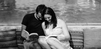 Quem lê livros não só é mais inteligente como também é o melhor tipo de pessoa para se apaixonar