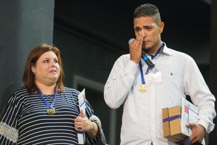 Ex-interno da Fundação Casa cria giz para corrigir acidez do solo e ganha prêmio de feira de ciências