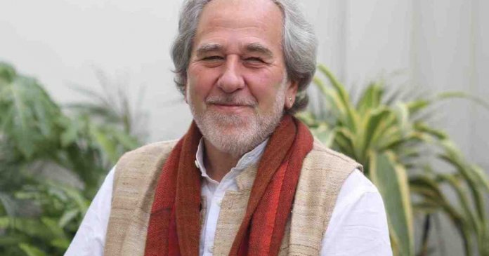 “Pensamentos curam mais do que remédios”, diz o cientista revolucionário Bruce Lipton