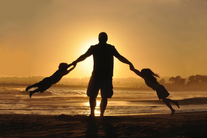 O pai que cuida do filho não “ajuda”, apenas exerce a paternidade