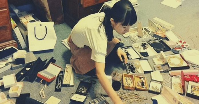 O método de Marie Kondo para ordenar a vida, arrumando a casa