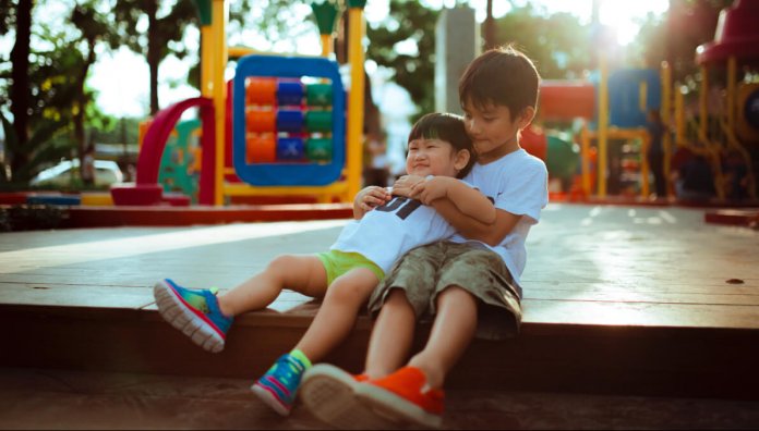 Ciência diz que lutar com seu irmão é bom para sua saúde. Ouviu, mamãe?