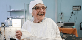Aos 91 anos, cirurgiã mais velha do mundo faz cerca de quatro operações por dia