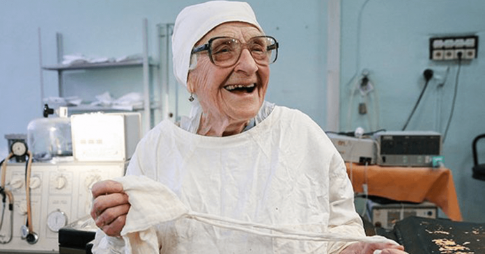 Aos 91 anos, cirurgiã mais velha do mundo faz cerca de quatro operações por dia