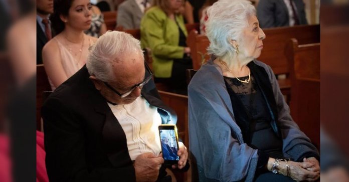 Adorável senhor tira fotos de sua esposa sem que ela perceba: ainda loucamente apaixonado