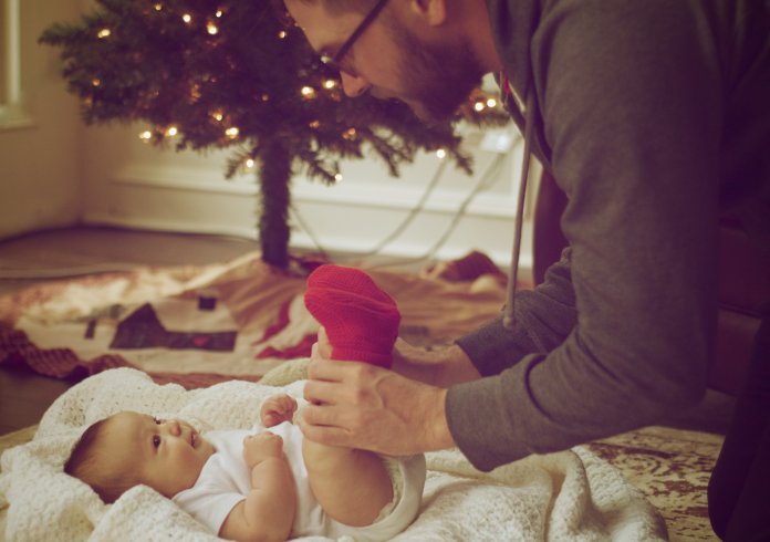 O pai que cuida de seu bebê não está ajudando a mãe, ele está exercendo a paternidade