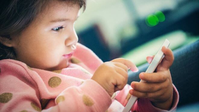 Como Ipads e smartphones afetam crianças menores de 2 anos de idade