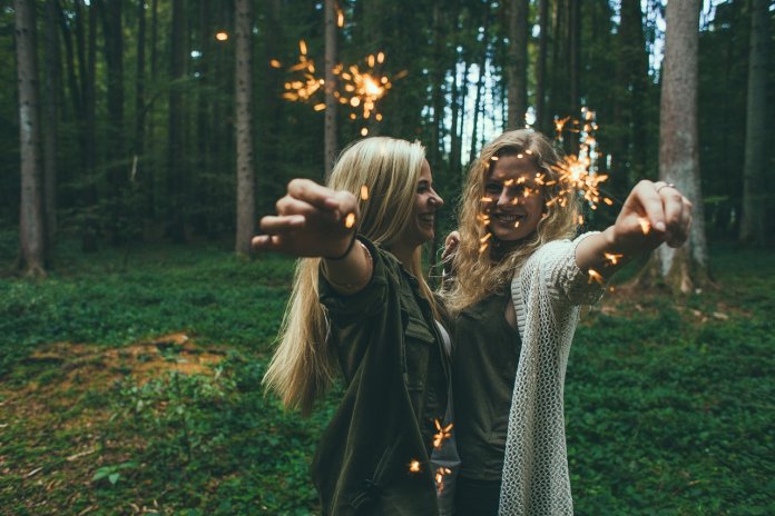 Amigas para sempre: estar com a sua melhor amiga faz bem a saúde, comprova ciência