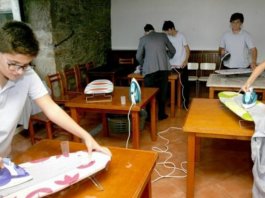 Colégio espanhol ensina meninos a cozinhar, limpar e passar roupa.