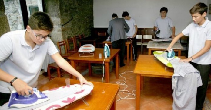 Colégio espanhol ensina meninos a cozinhar, limpar e passar roupa.