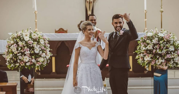 Casal troca festa de casamento por jantar para famílias carentes no ES