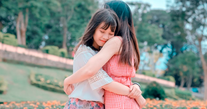 Falar com a mãe no telefone se assemelha a um abraço, diz pesquisa