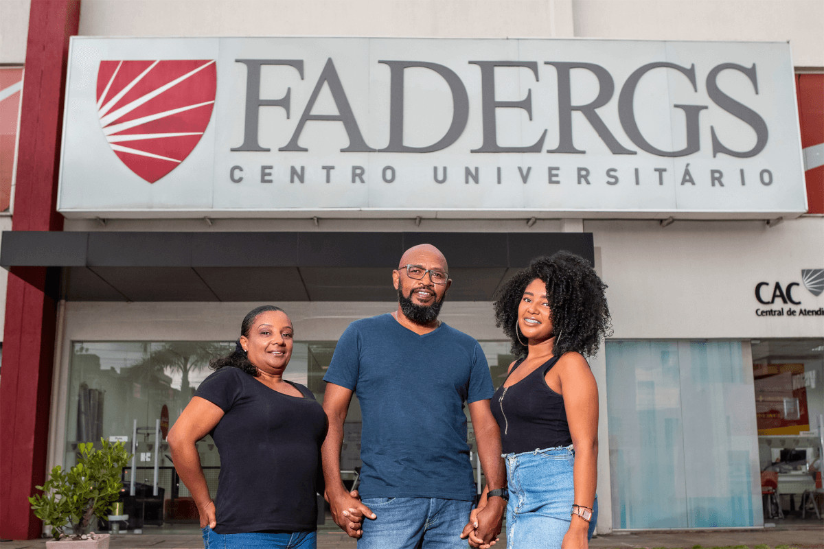 psicologiasdobrasil.com.br - M&atilde;e, pai e filha: Fam&iacute;lia  entra junta no ensino superior.