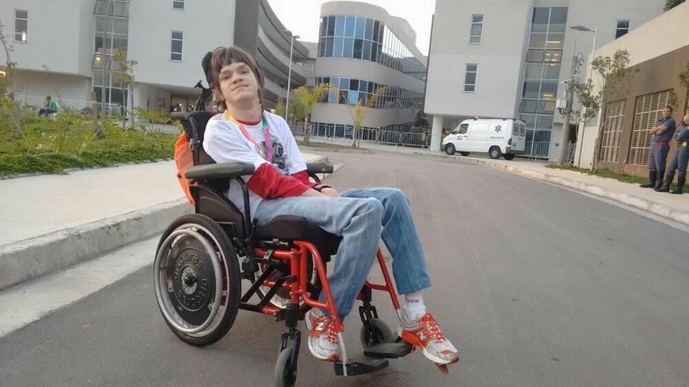 asomadetodosafetos.com - Com paralisia cerebral, jovem é ovacionado ao receber diploma ( vídeo)