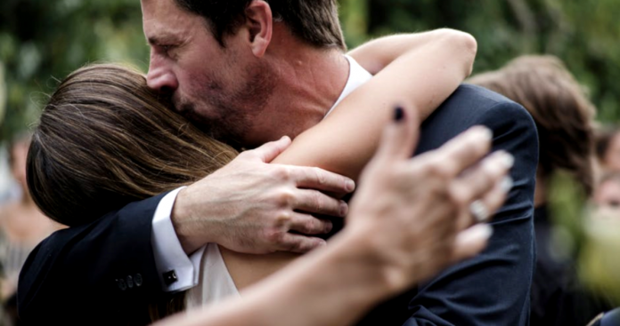 Um abraço verdadeiro de amor  vale mais do que qualquer presente