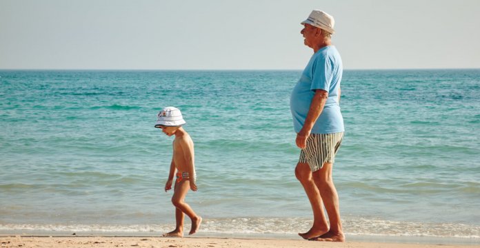 Avós que ajudam a cuidar dos netos vivem por mais tempo