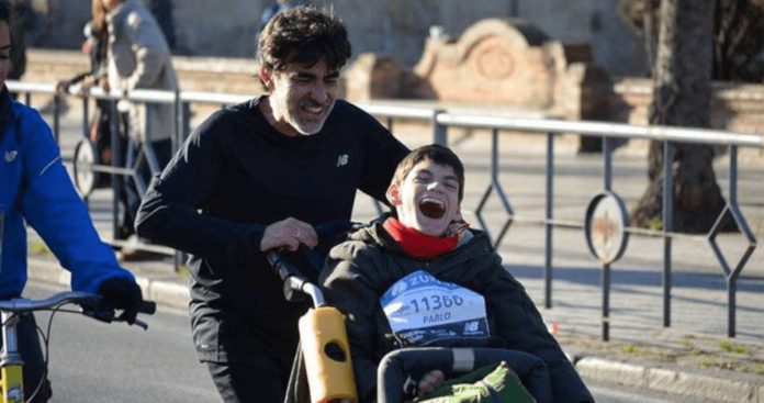 A história inspiradora de um pai que corre maratonas com seu filho cadeirante