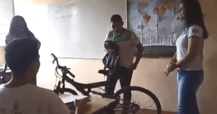 Alunos fazem vaquinha e dão bike e mochila para amigo ir à escola