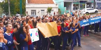 Alunos invadem pátio de hospital para cantar parabéns a professora com leucemia