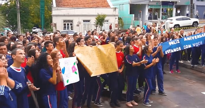 Alunos invadem pátio de hospital para cantar parabéns a professora com leucemia