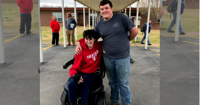 Estudante economiza 2 anos para comprar cadeira de rodas para seu amigo.