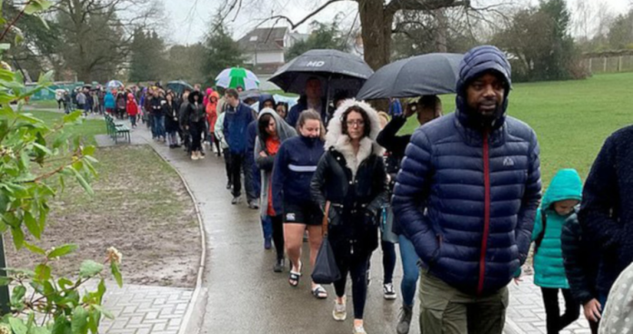 Graças a internet: Multidão faz fila na chuva para salvar menino com câncer