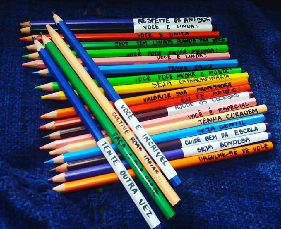 psicologiasdobrasil.com.br - "Seja extraordinária": Mãe  cola frases motivadoras nos lápis de cor da filha em Jundiaí (SP)
