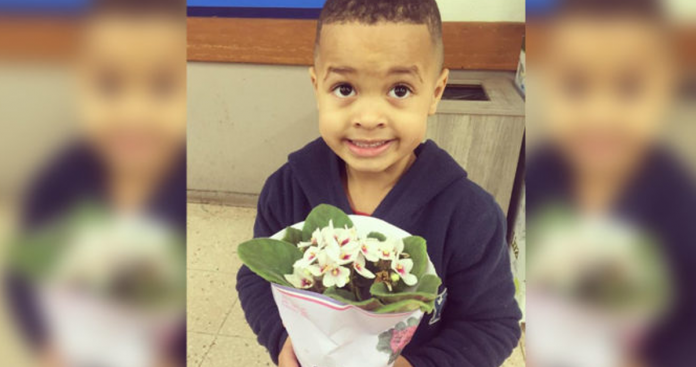 Mãe faz filho pedir perdão com flores à colega que ele empurrou.