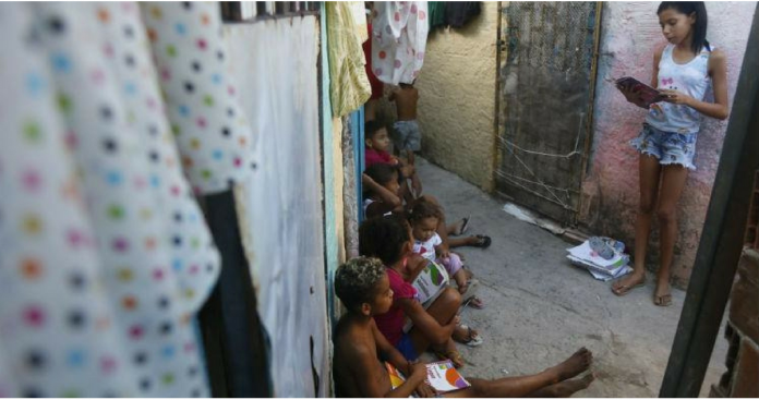 Steffany: A heroína de 11 anos que dá aula entre becos para crianças