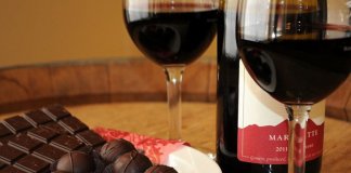 Beber vinho tinto e comer chocolate pode prevenir o envelhecimento