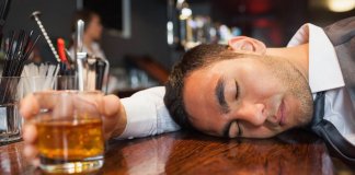 Fingir uma atitude positiva no trabalho pode fazer você beber mais álcool no final do expediente