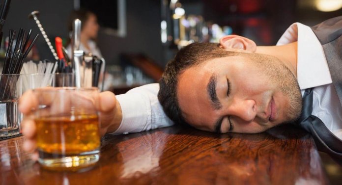 Fingir uma atitude positiva no trabalho pode fazer você beber mais álcool no final do expediente