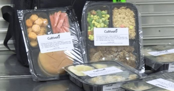 Lanchonete de Escola junta os alimentos que sobram para doar às crianças carentes