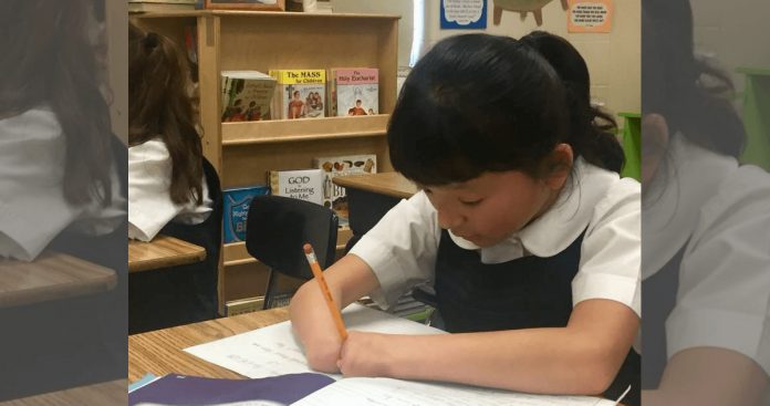 Menina que nasceu sem mãos ganha uma competição nacional de caligrafia