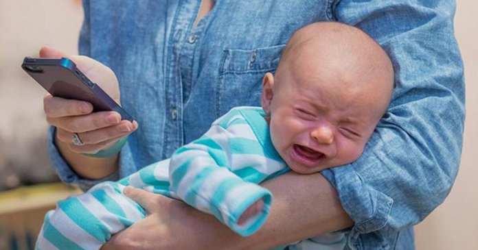 A geração de filhos que se sentem trocados pelo celular dos pais