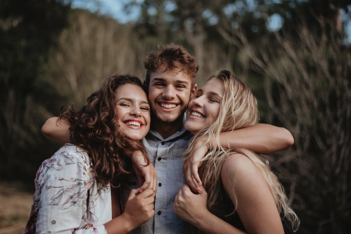 Desejar que os outros sejam felizes reverte para o nosso bem-estar