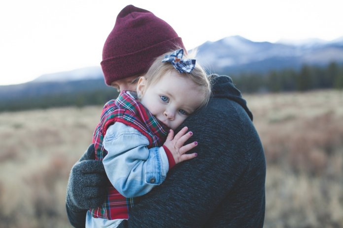 Abraços são o alimento emocional dos filhos