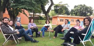 Em cadeiras de praia e na sombra de árvores, psicanalistas oferecem sessões gratuitas à população