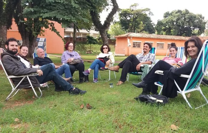 Em cadeiras de praia e na sombra de árvores, psicanalistas oferecem sessões gratuitas à população